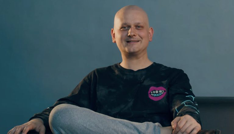 Mladý Žilinčan natočil video o tom, ako si prešiel rakovinou aj zmrazením spermií